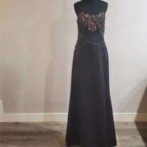 LONG BLACK DRESS WITH CRISSCROSS ROUCHING